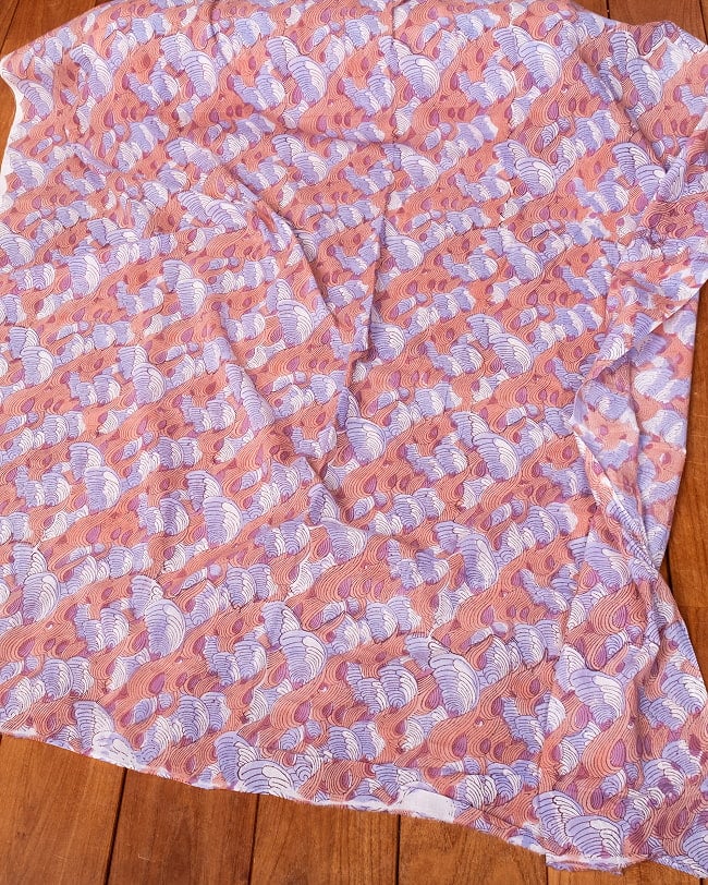 〔1m単位切り売り〕ジャイプル 職人手作り木版染め 色彩美しいボタニカルデザイン〔幅約110cm〕〔サーモン×紫系 波模様〕 おしゃれ 生地 テーブルクロス 手芸素材などへ 6 - とても良い風合いです