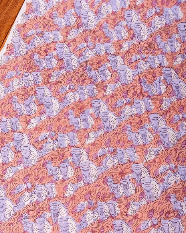 〔1m単位切り売り〕ジャイプル 職人手作り木版染め 色彩美しいボタニカルデザイン〔幅約110cm〕〔サーモン×紫系 波模様〕 おしゃれ 生地 テーブルクロス 手芸素材などへの写真