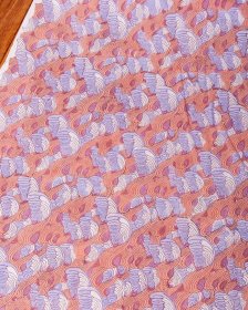 〔1m単位切り売り〕ジャイプル 職人手作り木版染め 色彩美しいボタニカルデザイン〔幅約110cm〕〔サーモン×紫系 波模様〕 おしゃれ 生地 テーブルクロス 手芸素材などへ(MB-RSCLTH-1723)