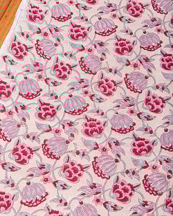 【5個セット】〔1m単位切り売り〕ジャイプル 職人手作り木版染め 色彩美しいボタニカルデザイン〔幅約108cm〕〔薄黄クリーム×ピンク×赤系 更紗柄〕 おしゃれ 生地 テーブルクロス 手芸素材などへの写真