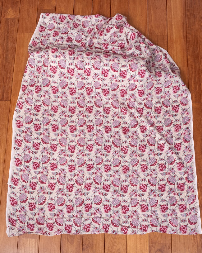 〔1m単位切り売り〕ジャイプル 職人手作り木版染め 色彩美しいボタニカルデザイン〔幅約108cm〕〔薄黄クリーム×ピンク×赤系 更紗柄〕 おしゃれ 生地 テーブルクロス 手芸素材などへ 2 - 生地を広げてみたところです。横幅もしっかりあります。注文個数に応じた長さにカットしてお送りいたします。