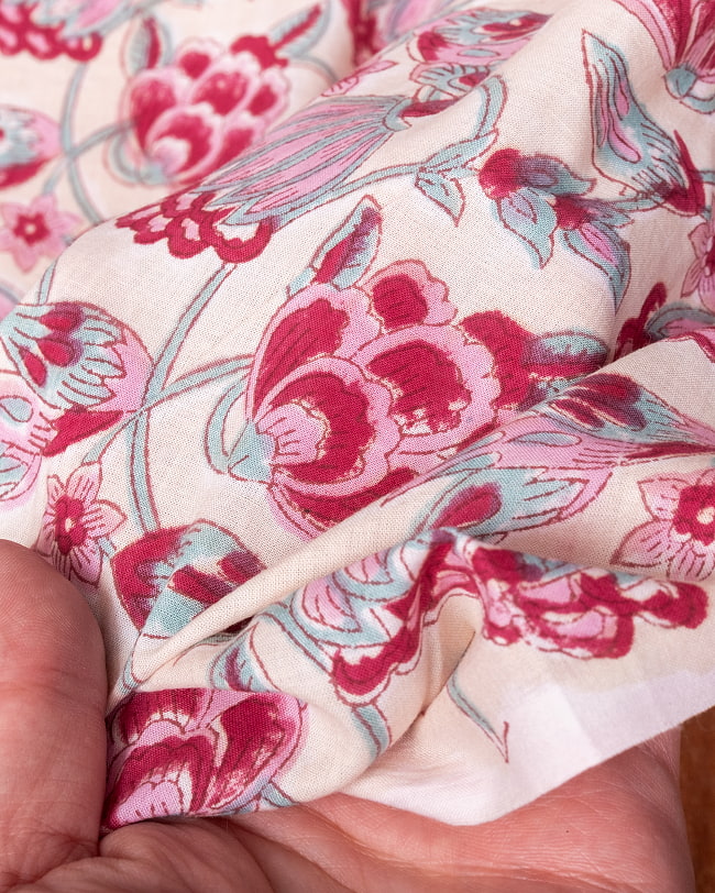 〔1m単位切り売り〕ジャイプル 職人手作り木版染め 色彩美しいボタニカルデザイン〔幅約108cm〕〔薄黄クリーム×ピンク×赤系 更紗柄〕 おしゃれ 生地 テーブルクロス 手芸素材などへ 7 - このような生地感になります。ウッドブロックにしか出せない風合いです。