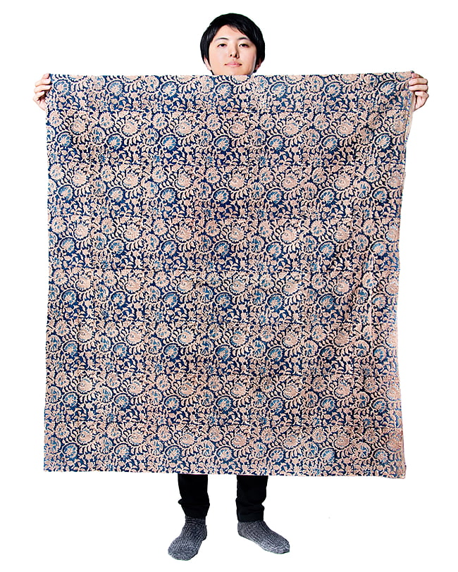 〔1m単位切り売り〕ジャイプル 職人手作り木版染め 色彩美しいボタニカルデザイン〔幅約108cm〕〔薄黄クリーム×ピンク×赤系 更紗柄〕 おしゃれ 生地 テーブルクロス 手芸素材などへ 8 - 類似サイズ品を1m切ってみたところです。横幅がしっかりあるので、結構沢山使えますよ。