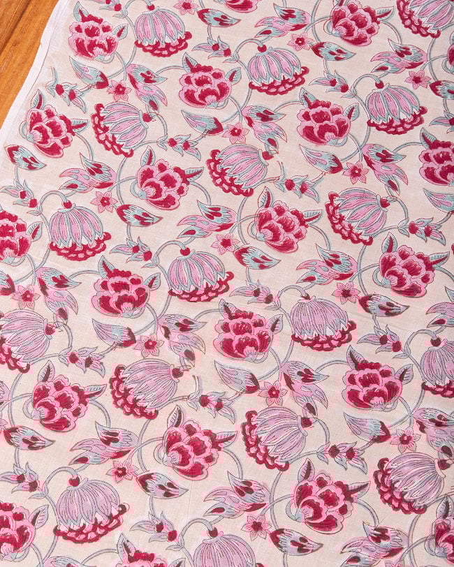 〔1m単位切り売り〕ジャイプル 職人手作り木版染め 色彩美しいボタニカルデザイン〔幅約108cm〕〔薄黄クリーム×ピンク×赤系 更紗柄〕 おしゃれ 生地 テーブルクロス 手芸素材などへの写真