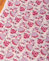 〔1m単位切り売り〕ジャイプル 職人手作り木版染め 色彩美しいボタニカルデザイン〔幅約108cm〕〔薄黄クリーム×ピンク×赤系 更紗柄〕 おしゃれ 生地 テーブルクロス 手芸素材などへ