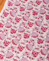 〔1m単位切り売り〕ジャイプル 職人手作り木版染め 色彩美しいボタニカルデザイン〔幅約108cm〕〔薄黄クリーム×ピンク×赤系 更紗柄〕 おしゃれ 生地 テーブルクロス 手芸素材などへ