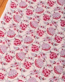 〔1m単位切り売り〕ジャイプル 職人手作り木版染め 色彩美しいボタニカルデザイン〔幅約108cm〕〔薄黄クリーム×ピンク×赤系 更紗柄〕 おしゃれ 生地 テーブルクロス 手芸素材などへ(MB-RSCLTH-1724)