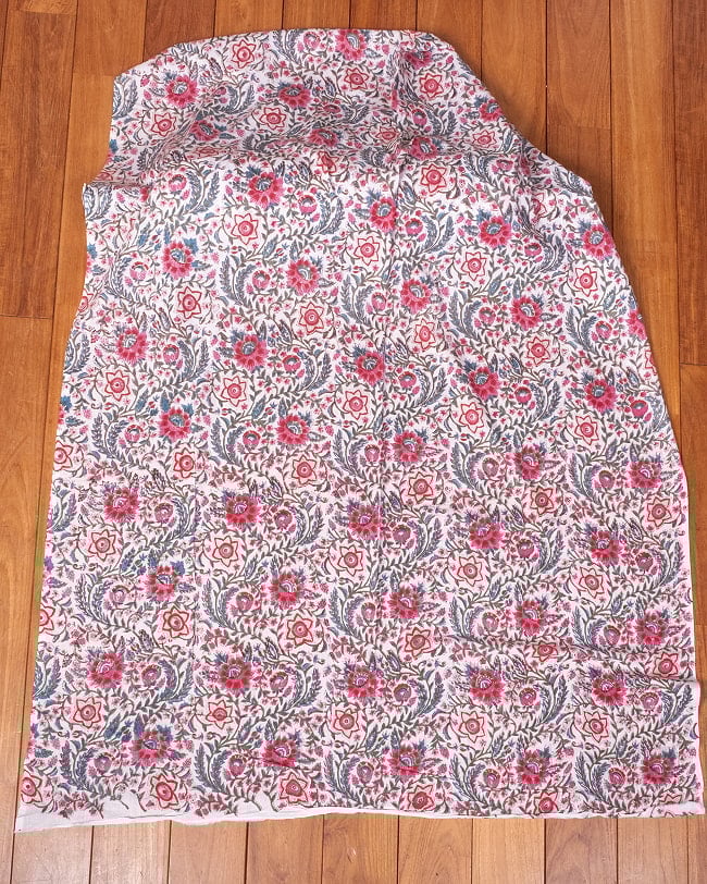 〔1m単位切り売り〕ジャイプル 職人手作り木版染め 色彩美しいボタニカルデザイン〔幅約110cm〕〔グリーン×ピンク系 更紗柄〕 おしゃれ 生地 テーブルクロス 手芸素材などへ 2 - 生地を広げてみたところです。横幅もしっかりあります。注文個数に応じた長さにカットしてお送りいたします。