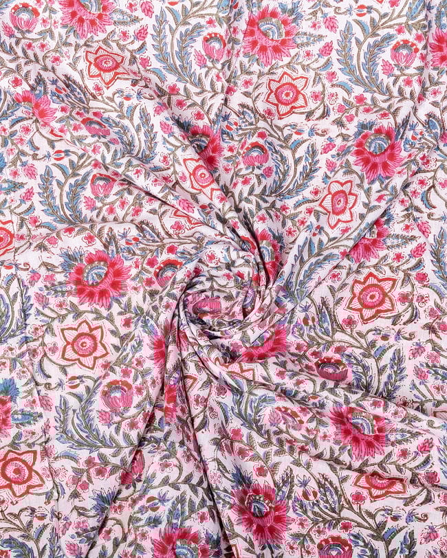 〔1m単位切り売り〕ジャイプル 職人手作り木版染め 色彩美しいボタニカルデザイン〔幅約110cm〕〔グリーン×ピンク系 更紗柄〕 おしゃれ 生地 テーブルクロス 手芸素材などへ 4 - インドならではの布ですね。