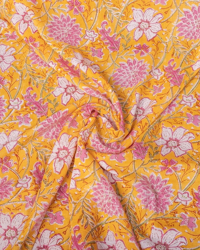 〔1m単位切り売り〕ジャイプル 職人手作り木版染め 色彩美しいボタニカルデザイン〔幅約110cm〕〔イエロー系 更紗柄〕 おしゃれ 生地 テーブルクロス 手芸素材などへ 4 - インドならではの布ですね。