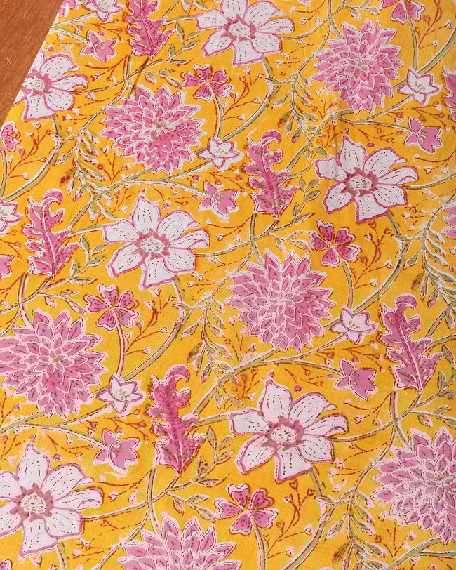 〔1m単位切り売り〕ジャイプル 職人手作り木版染め 色彩美しいボタニカルデザイン〔幅約110cm〕〔イエロー系 更紗柄〕 おしゃれ 生地 テーブルクロス 手芸素材などへの写真