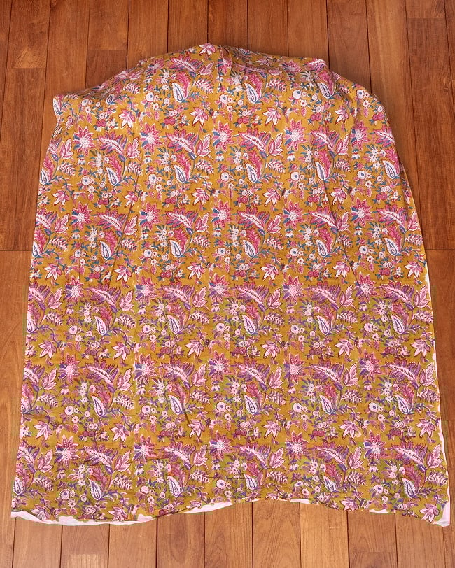 〔1m単位切り売り〕ジャイプル 職人手作り木版染め 色彩美しいボタニカルデザイン〔幅約111cm〕〔黄土×ピンク×青緑系 更紗柄〕 おしゃれ 生地 テーブルクロス 手芸素材などへ 2 - 生地を広げてみたところです。横幅もしっかりあります。注文個数に応じた長さにカットしてお送りいたします。