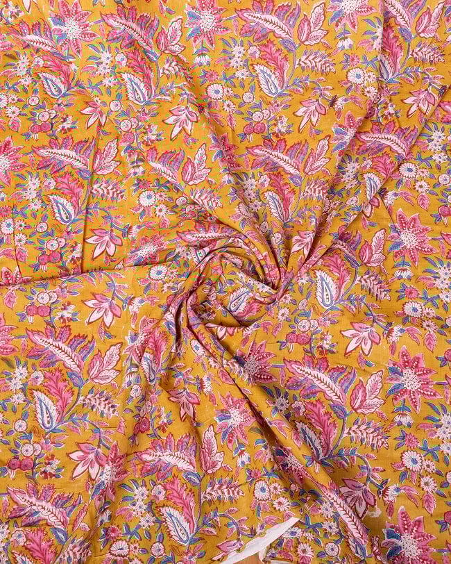 〔1m単位切り売り〕ジャイプル 職人手作り木版染め 色彩美しいボタニカルデザイン〔幅約111cm〕〔黄土×ピンク×青緑系 更紗柄〕 おしゃれ 生地 テーブルクロス 手芸素材などへ 4 - インドならではの布ですね。