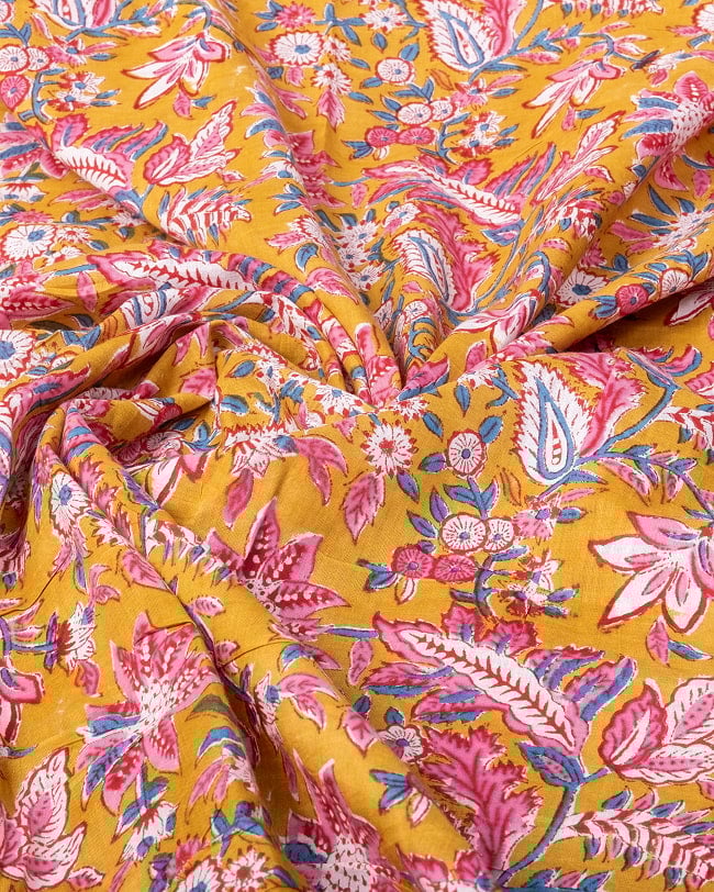 〔1m単位切り売り〕ジャイプル 職人手作り木版染め 色彩美しいボタニカルデザイン〔幅約111cm〕〔黄土×ピンク×青緑系 更紗柄〕 おしゃれ 生地 テーブルクロス 手芸素材などへ 5 - 生地の拡大写真です