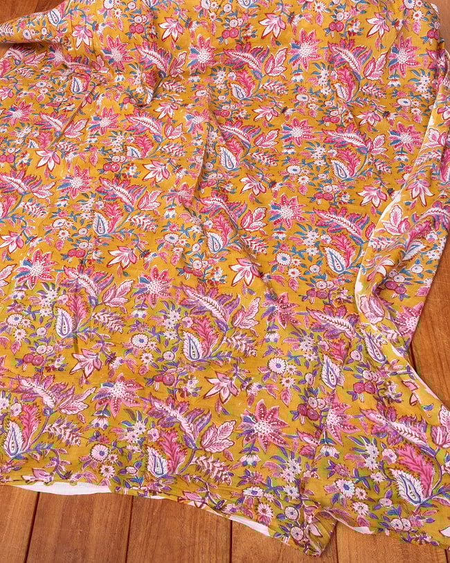 〔1m単位切り売り〕ジャイプル 職人手作り木版染め 色彩美しいボタニカルデザイン〔幅約111cm〕〔黄土×ピンク×青緑系 更紗柄〕 おしゃれ 生地 テーブルクロス 手芸素材などへ 6 - とても良い風合いです