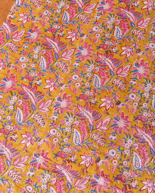 〔1m単位切り売り〕ジャイプル 職人手作り木版染め 色彩美しいボタニカルデザイン〔幅約111cm〕〔黄土×ピンク×青緑系 更紗柄〕 おしゃれ 生地 テーブルクロス 手芸素材などへの写真