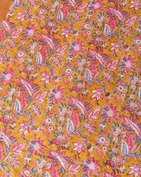 〔1m単位切り売り〕ジャイプル 職人手作り木版染め 色彩美しいボタニカルデザイン〔幅約111cm〕〔黄土×ピンク×青緑系 更紗柄〕 おしゃれ 生地 テーブルクロス 手芸素材などへ