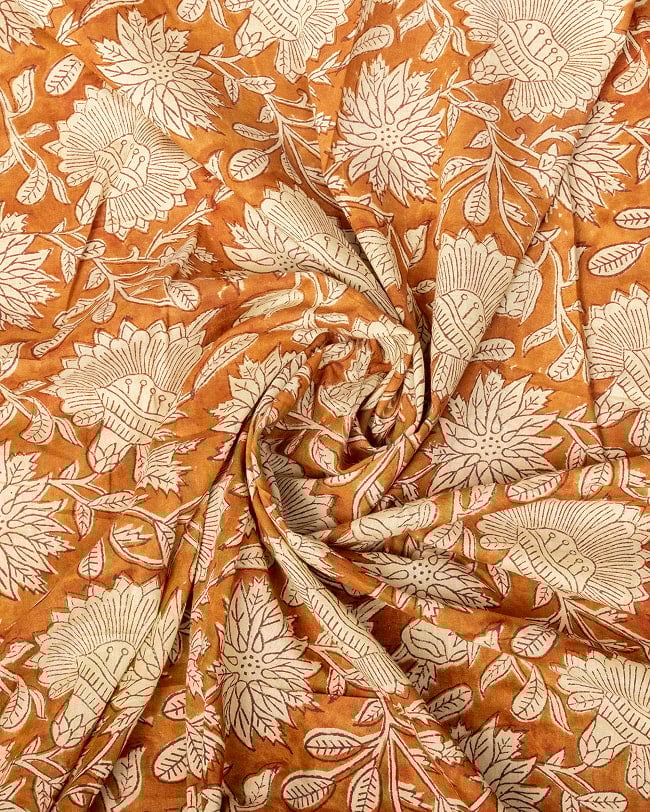 〔1m単位切り売り〕ジャイプル 職人手作り木版染め 色彩美しいボタニカルデザイン〔幅約110cm〕〔ブラウン系 更紗柄〕 おしゃれ 生地 テーブルクロス 手芸素材などへ 4 - インドならではの布ですね。