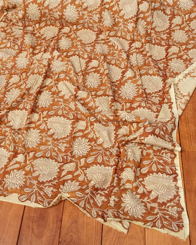 〔1m単位切り売り〕ジャイプル 職人手作り木版染め 色彩美しいボタニカルデザイン〔幅約110cm〕〔ブラウン系 更紗柄〕 おしゃれ 生地 テーブルクロス 手芸素材などへ 6 - とても良い風合いです