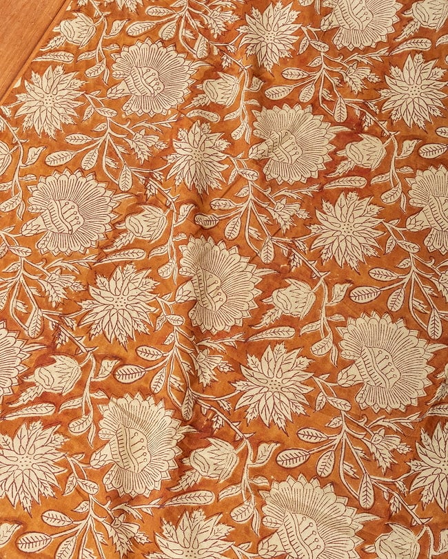 〔1m単位切り売り〕ジャイプル 職人手作り木版染め 色彩美しいボタニカルデザイン〔幅約110cm〕〔ブラウン系 更紗柄〕 おしゃれ 生地 テーブルクロス 手芸素材などへの写真