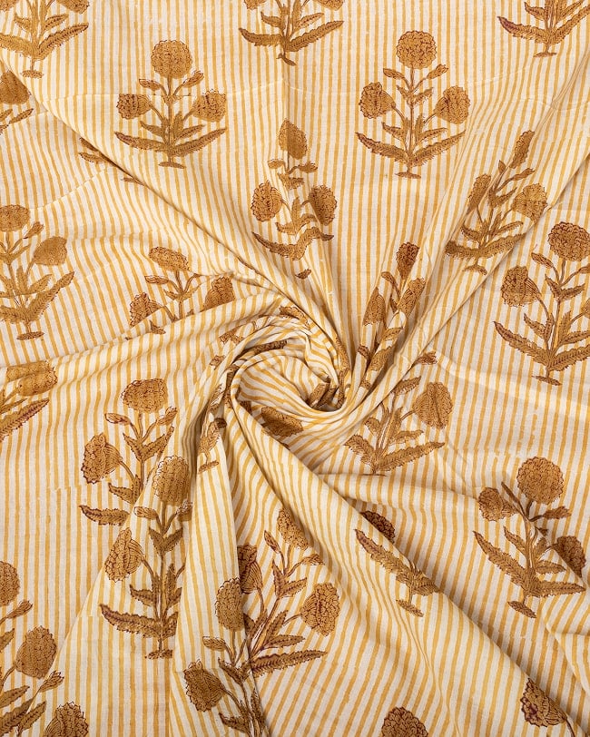 〔1m単位切り売り〕ジャイプル 職人手作り木版染め 色彩美しいボタニカルデザイン〔幅約112cm〕〔ベージュ×ブラウン系 花柄〕 おしゃれ 生地 テーブルクロス 手芸素材などへ 4 - インドならではの布ですね。