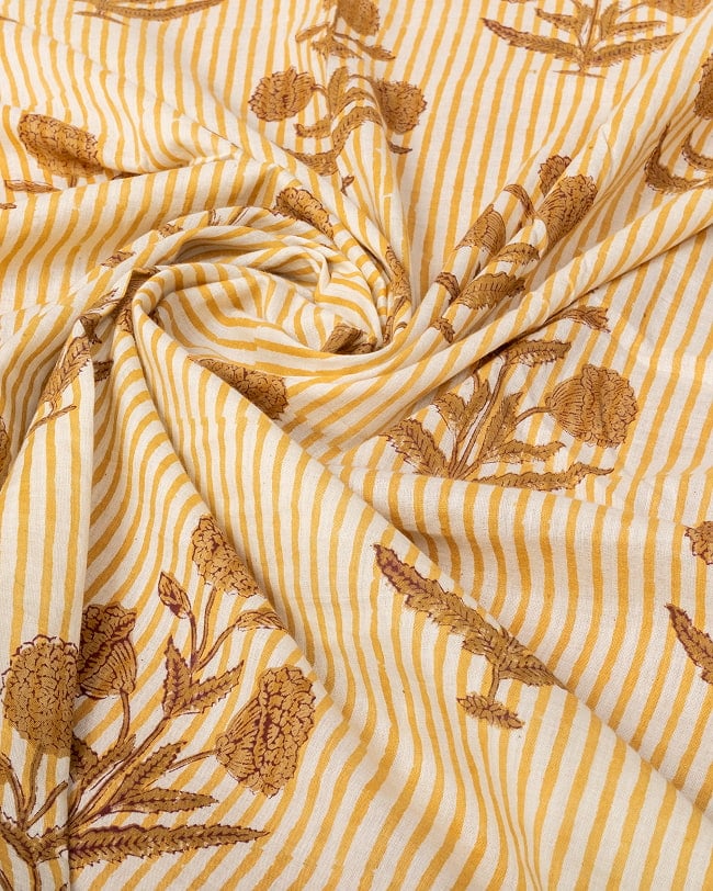 〔1m単位切り売り〕ジャイプル 職人手作り木版染め 色彩美しいボタニカルデザイン〔幅約112cm〕〔ベージュ×ブラウン系 花柄〕 おしゃれ 生地 テーブルクロス 手芸素材などへ 5 - 生地の拡大写真です