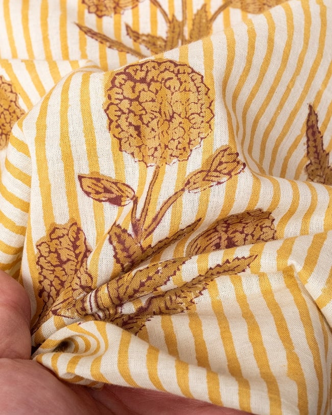 〔1m単位切り売り〕ジャイプル 職人手作り木版染め 色彩美しいボタニカルデザイン〔幅約112cm〕〔ベージュ×ブラウン系 花柄〕 おしゃれ 生地 テーブルクロス 手芸素材などへ 7 - このような生地感になります。ウッドブロックにしか出せない風合いです。