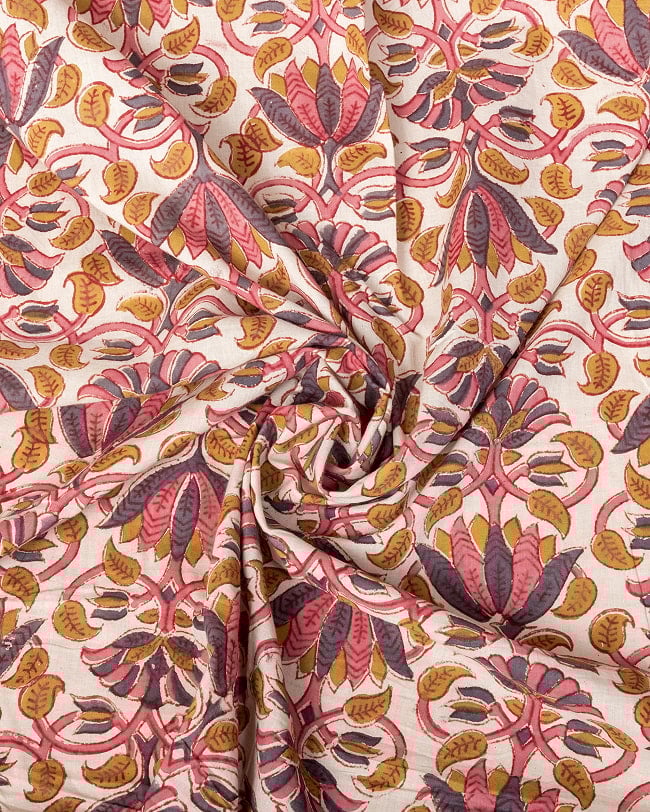 〔1m単位切り売り〕ジャイプル 職人手作り木版染め 色彩美しいボタニカルデザイン〔幅約110cm〕〔黒×ピンク×茶系 更紗柄〕 おしゃれ 生地 テーブルクロス 手芸素材などへ 4 - インドならではの布ですね。