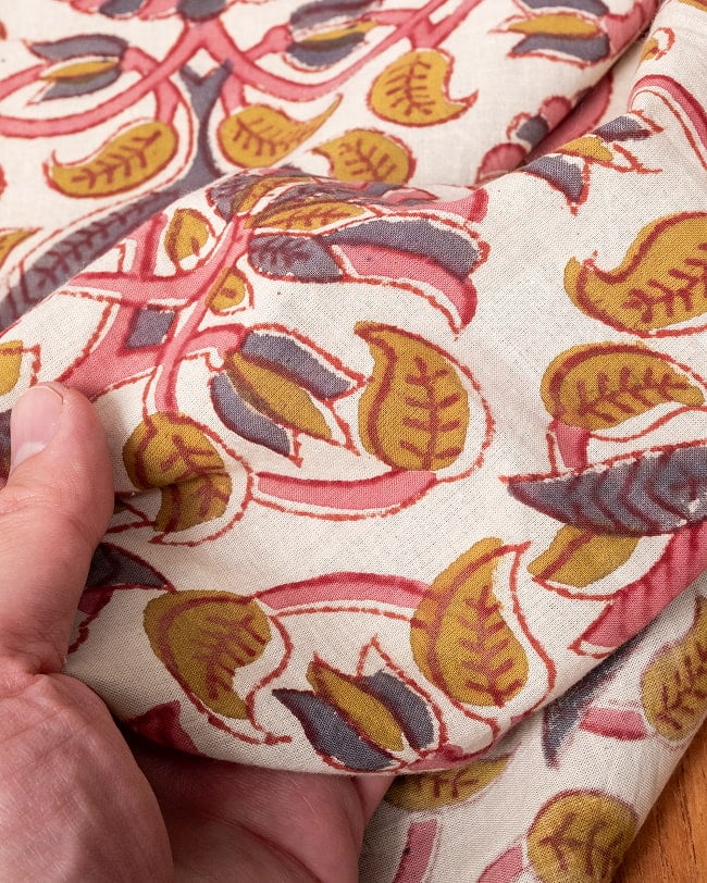 〔1m単位切り売り〕ジャイプル 職人手作り木版染め 色彩美しいボタニカルデザイン〔幅約110cm〕〔黒×ピンク×茶系 更紗柄〕 おしゃれ 生地 テーブルクロス 手芸素材などへ 7 - このような生地感になります。ウッドブロックにしか出せない風合いです。