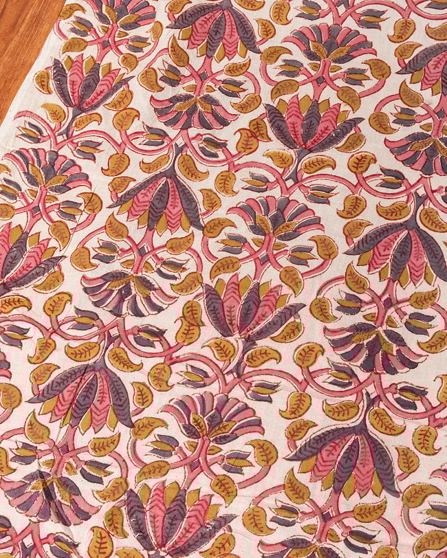 〔1m単位切り売り〕ジャイプル 職人手作り木版染め 色彩美しいボタニカルデザイン〔幅約110cm〕〔黒×ピンク×茶系 更紗柄〕 おしゃれ 生地 テーブルクロス 手芸素材などへの写真