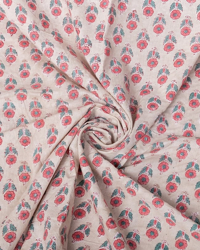 〔1m単位切り売り〕ジャイプル 職人手作り木版染め 色彩美しいボタニカルデザイン〔幅約110cm〕〔薄グリーン系 小花柄〕 おしゃれ 生地 テーブルクロス 手芸素材などへ 4 - インドならではの布ですね。