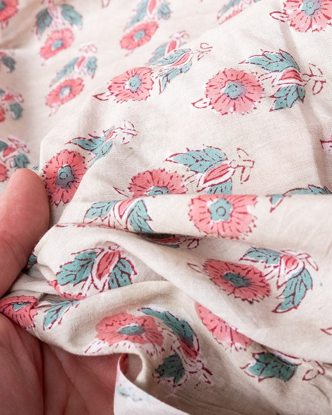 〔1m単位切り売り〕ジャイプル 職人手作り木版染め 色彩美しいボタニカルデザイン〔幅約110cm〕〔薄グリーン系 小花柄〕 おしゃれ 生地 テーブルクロス 手芸素材などへ 7 - このような生地感になります。ウッドブロックにしか出せない風合いです。