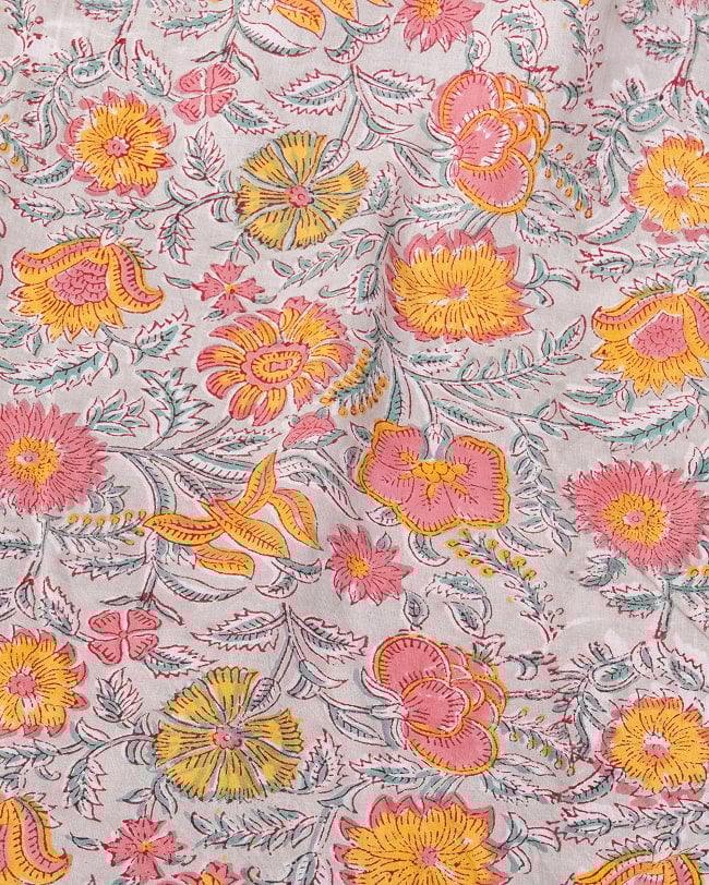 〔1m単位切り売り〕ジャイプル 職人手作り木版染め 色彩美しいボタニカルデザイン〔幅約112cm〕〔薄グリーン系 更紗柄〕 おしゃれ 生地 テーブルクロス 手芸素材などへ 3 - 1mの長さごとにご購入いただけます。