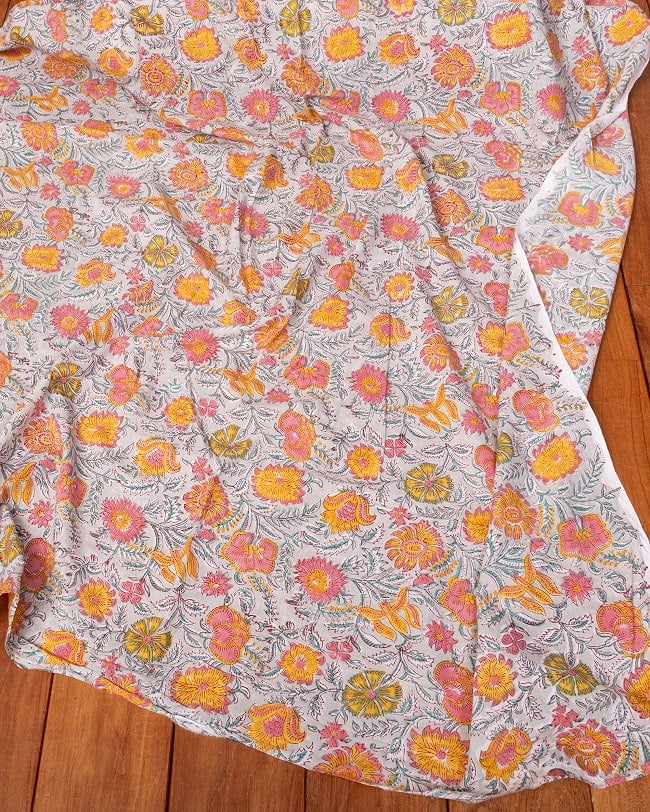 〔1m単位切り売り〕ジャイプル 職人手作り木版染め 色彩美しいボタニカルデザイン〔幅約112cm〕〔薄グリーン系 更紗柄〕 おしゃれ 生地 テーブルクロス 手芸素材などへ 6 - とても良い風合いです