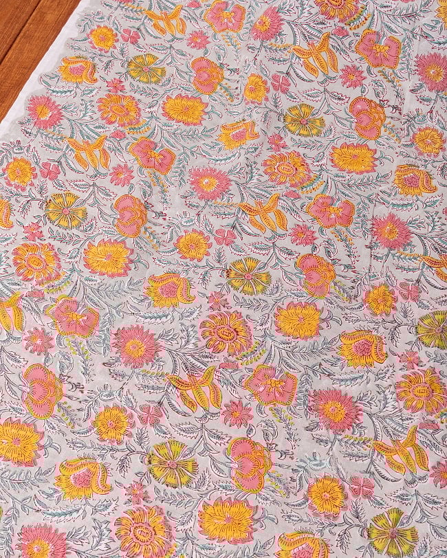 〔1m単位切り売り〕ジャイプル 職人手作り木版染め 色彩美しいボタニカルデザイン〔幅約112cm〕〔薄グリーン系 更紗柄〕 おしゃれ 生地 テーブルクロス 手芸素材などへの写真