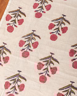 【5個セット】〔1m単位切り売り〕ジャイプル 職人手作り木版染め 色彩美しいボタニカルデザイン〔幅約111cm〕〔薄グリーン系 花柄〕 おしゃれ 生地 テーブルクロス 手芸素材などへの写真