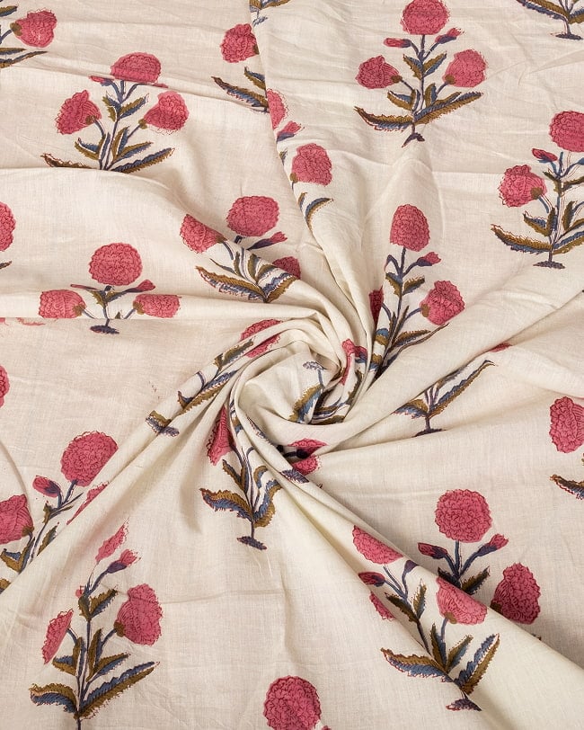 〔1m単位切り売り〕ジャイプル 職人手作り木版染め 色彩美しいボタニカルデザイン〔幅約111cm〕〔薄グリーン系 花柄〕 おしゃれ 生地 テーブルクロス 手芸素材などへ 4 - インドならではの布ですね。