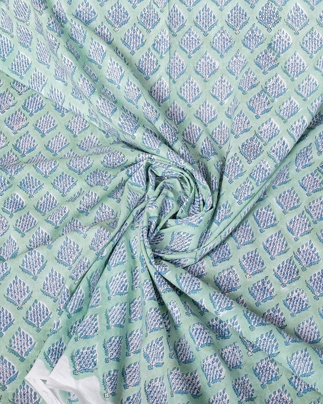 〔1m単位切り売り〕ジャイプル 職人手作り木版染め 色彩美しいボタニカルデザイン〔幅約106cm〕〔ミントグリーン系 小花柄〕 おしゃれ 生地 テーブルクロス 手芸素材などへ 4 - インドならではの布ですね。