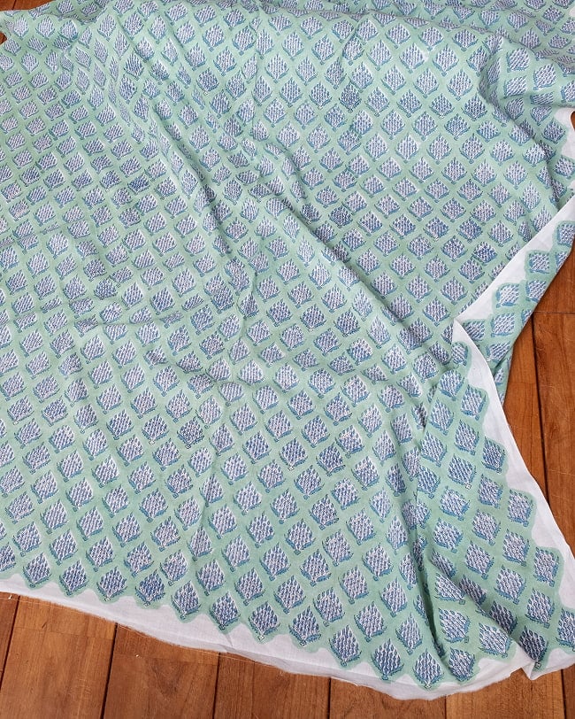 〔1m単位切り売り〕ジャイプル 職人手作り木版染め 色彩美しいボタニカルデザイン〔幅約106cm〕〔ミントグリーン系 小花柄〕 おしゃれ 生地 テーブルクロス 手芸素材などへ 6 - とても良い風合いです