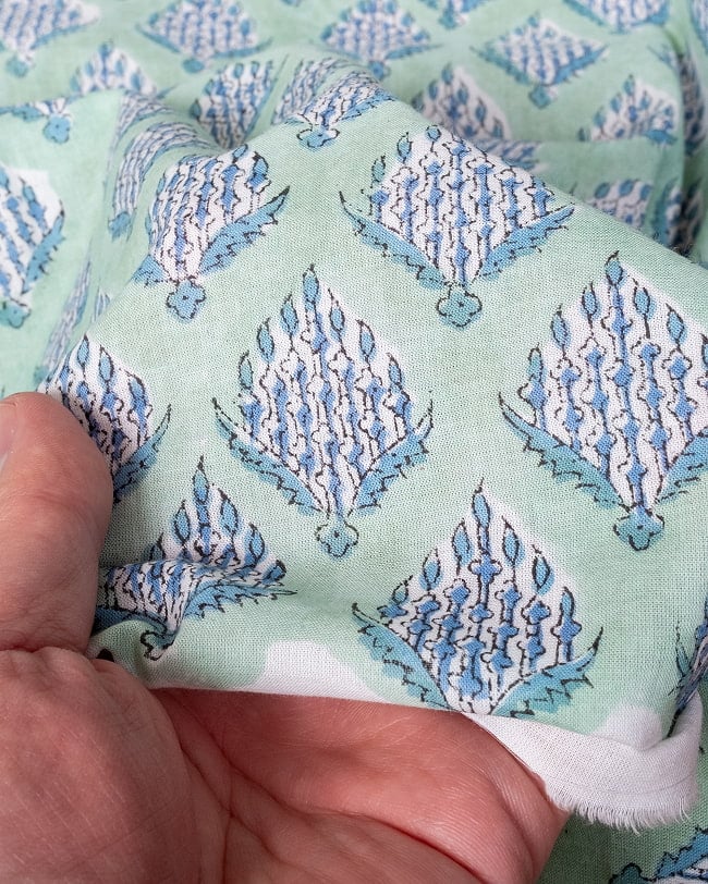 〔1m単位切り売り〕ジャイプル 職人手作り木版染め 色彩美しいボタニカルデザイン〔幅約106cm〕〔ミントグリーン系 小花柄〕 おしゃれ 生地 テーブルクロス 手芸素材などへ 7 - このような生地感になります。ウッドブロックにしか出せない風合いです。