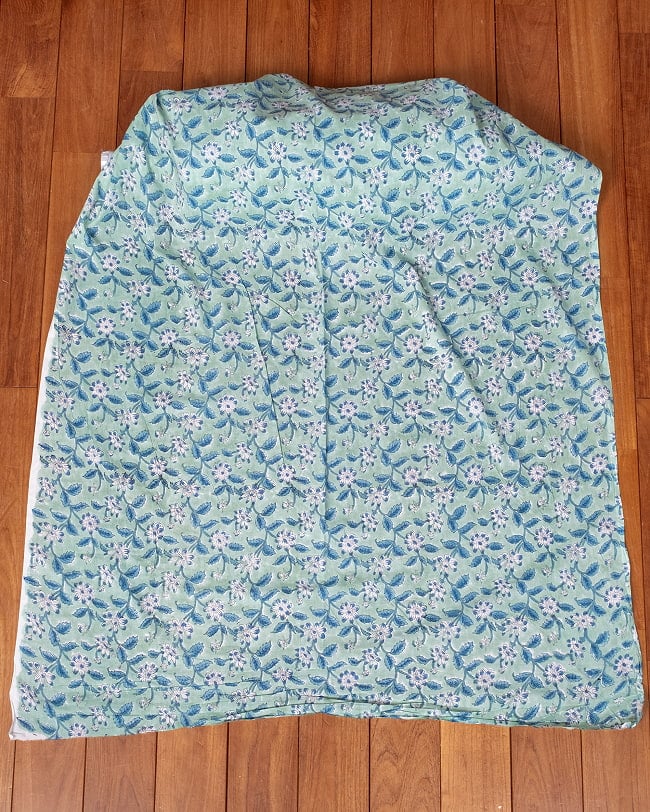 〔1m単位切り売り〕ジャイプル 職人手作り木版染め 色彩美しいボタニカルデザイン〔幅約106cm〕〔ミントグリーン系 更紗柄〕 おしゃれ 生地 テーブルクロス 手芸素材などへ 2 - 生地を広げてみたところです。横幅もしっかりあります。注文個数に応じた長さにカットしてお送りいたします。