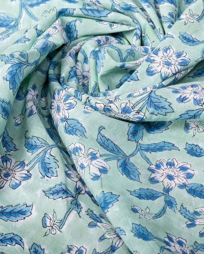 〔1m単位切り売り〕ジャイプル 職人手作り木版染め 色彩美しいボタニカルデザイン〔幅約106cm〕〔ミントグリーン系 更紗柄〕 おしゃれ 生地 テーブルクロス 手芸素材などへ 5 - 生地の拡大写真です