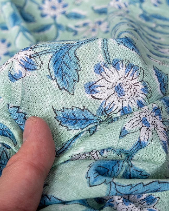 〔1m単位切り売り〕ジャイプル 職人手作り木版染め 色彩美しいボタニカルデザイン〔幅約106cm〕〔ミントグリーン系 更紗柄〕 おしゃれ 生地 テーブルクロス 手芸素材などへ 7 - このような生地感になります。ウッドブロックにしか出せない風合いです。