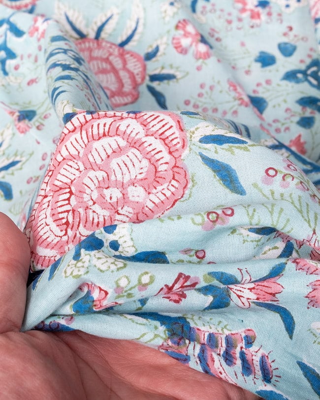 〔1m単位切り売り〕ジャイプル 職人手作り木版染め 色彩美しいボタニカルデザイン〔幅約107cm〕〔ミントブルー系 更紗柄〕 おしゃれ 生地 テーブルクロス 手芸素材などへ 7 - このような生地感になります。ウッドブロックにしか出せない風合いです。