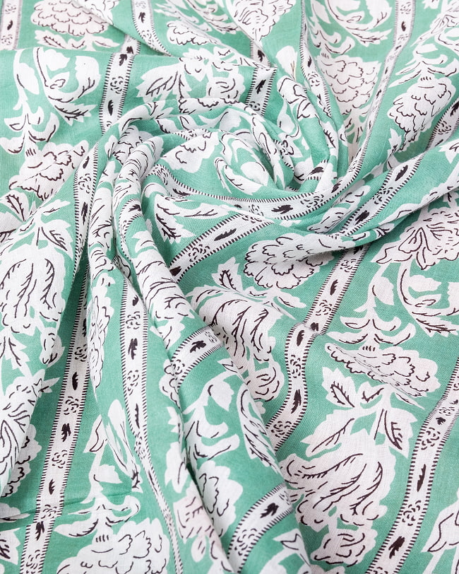 〔1m単位切り売り〕ジャイプル 職人手作り木版染め 色彩美しいボタニカルデザイン〔幅約111cm〕〔ミントグリーン系 更紗柄〕 おしゃれ 生地 テーブルクロス 手芸素材などへ 5 - 生地の拡大写真です