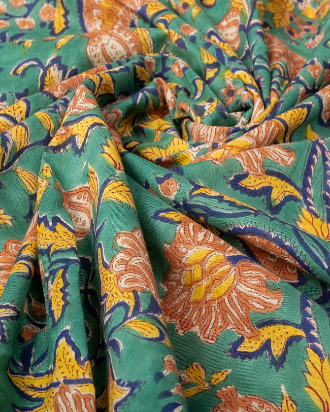 〔1m単位切り売り〕ジャイプル 職人手作り木版染め 色彩美しいボタニカルデザイン〔幅約108cm〕〔グリーン系 更紗柄〕 おしゃれ 生地 テーブルクロス 手芸素材などへ 5 - 生地の拡大写真です
