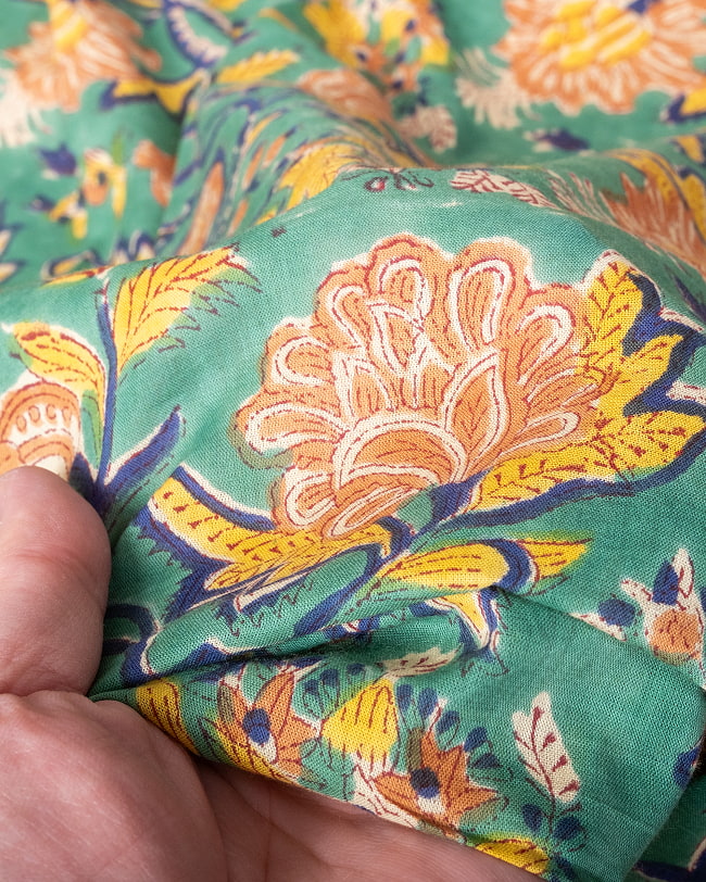 〔1m単位切り売り〕ジャイプル 職人手作り木版染め 色彩美しいボタニカルデザイン〔幅約108cm〕〔グリーン系 更紗柄〕 おしゃれ 生地 テーブルクロス 手芸素材などへ 7 - このような生地感になります。ウッドブロックにしか出せない風合いです。