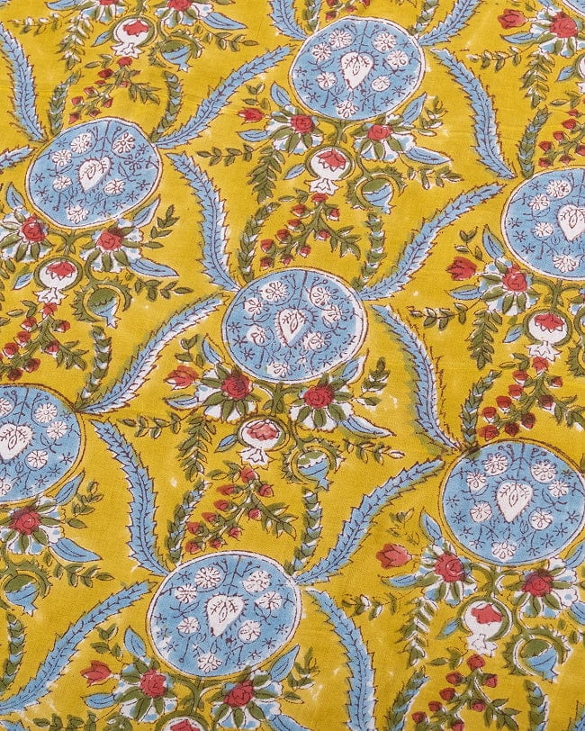 〔1m単位切り売り〕ジャイプル 職人手作り木版染め 色彩美しいボタニカルデザイン〔幅約107cm〕〔黄緑系 更紗柄〕 おしゃれ 生地 テーブルクロス 手芸素材などへ 3 - 1mの長さごとにご購入いただけます。