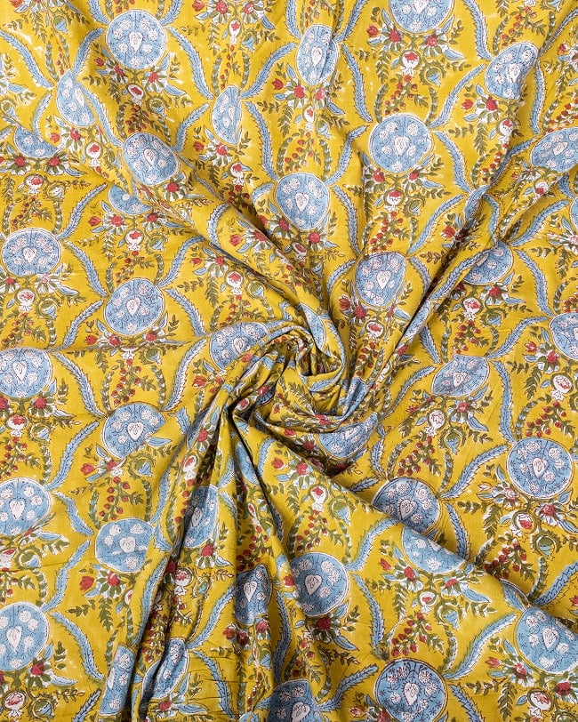 〔1m単位切り売り〕ジャイプル 職人手作り木版染め 色彩美しいボタニカルデザイン〔幅約107cm〕〔黄緑系 更紗柄〕 おしゃれ 生地 テーブルクロス 手芸素材などへ 4 - インドならではの布ですね。