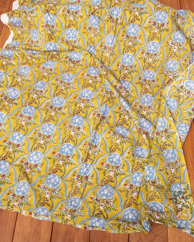 〔1m単位切り売り〕ジャイプル 職人手作り木版染め 色彩美しいボタニカルデザイン〔幅約107cm〕〔黄緑系 更紗柄〕 おしゃれ 生地 テーブルクロス 手芸素材などへ 6 - とても良い風合いです